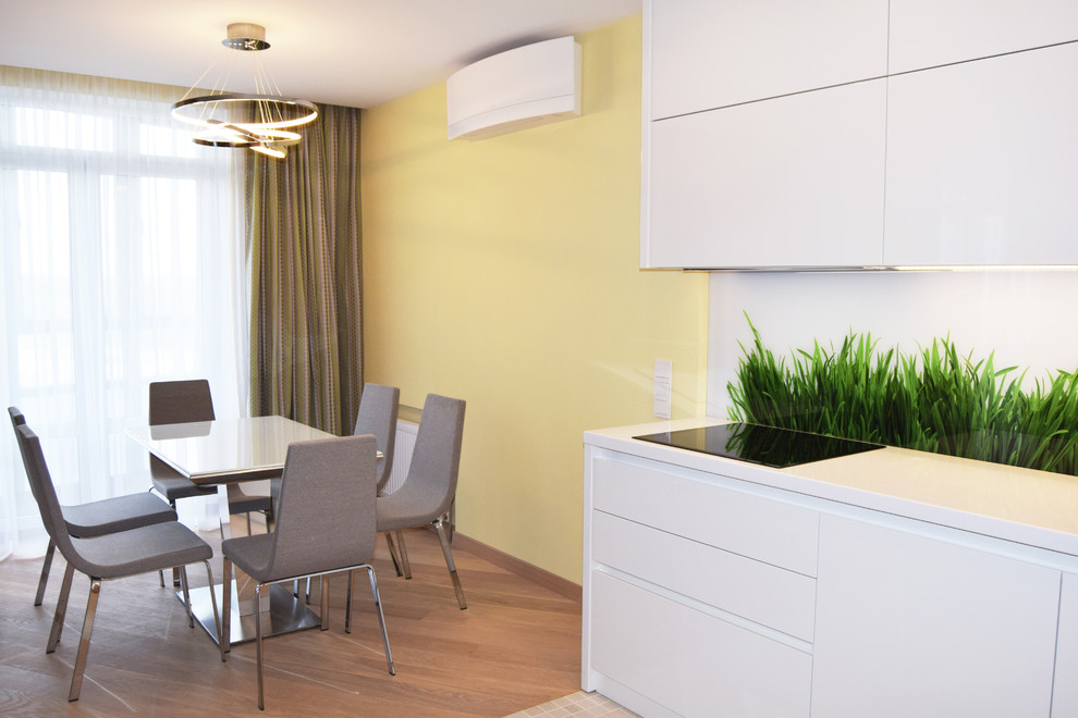 Кухня с белыми фасадами и фасадами из шпона