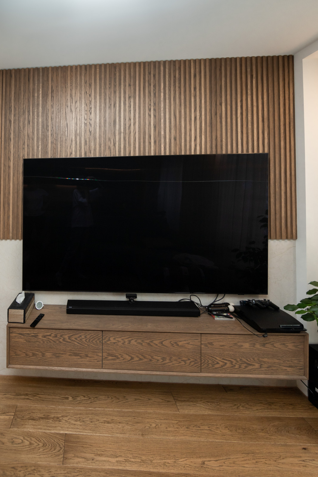 Современная кухня-гостиная с необычной барной стойкой и ТВ-зоной