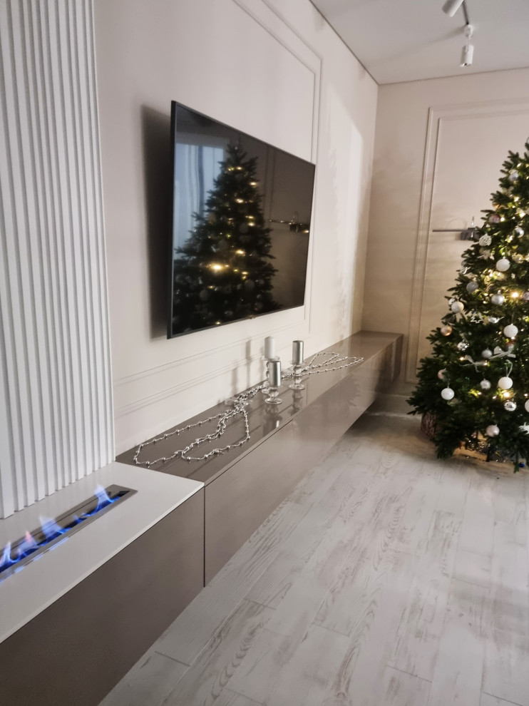 Реализованный проект кухни-гостиной с совместной лоджией и биокамином