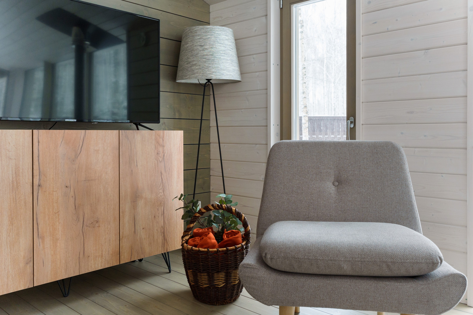 Уютный дом среди берез