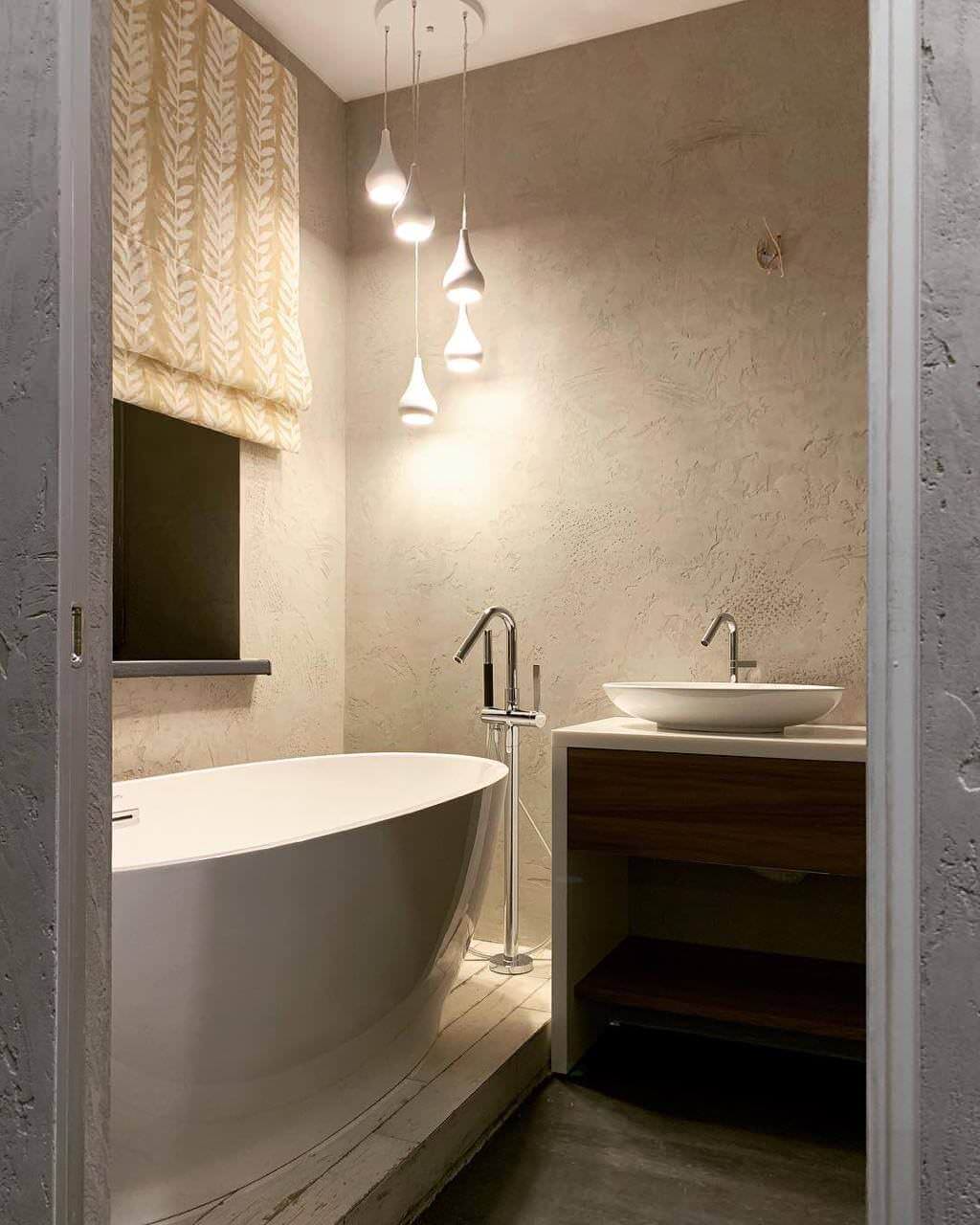 Фактурная декоративная штукатурка в интерьере ванной комнаты