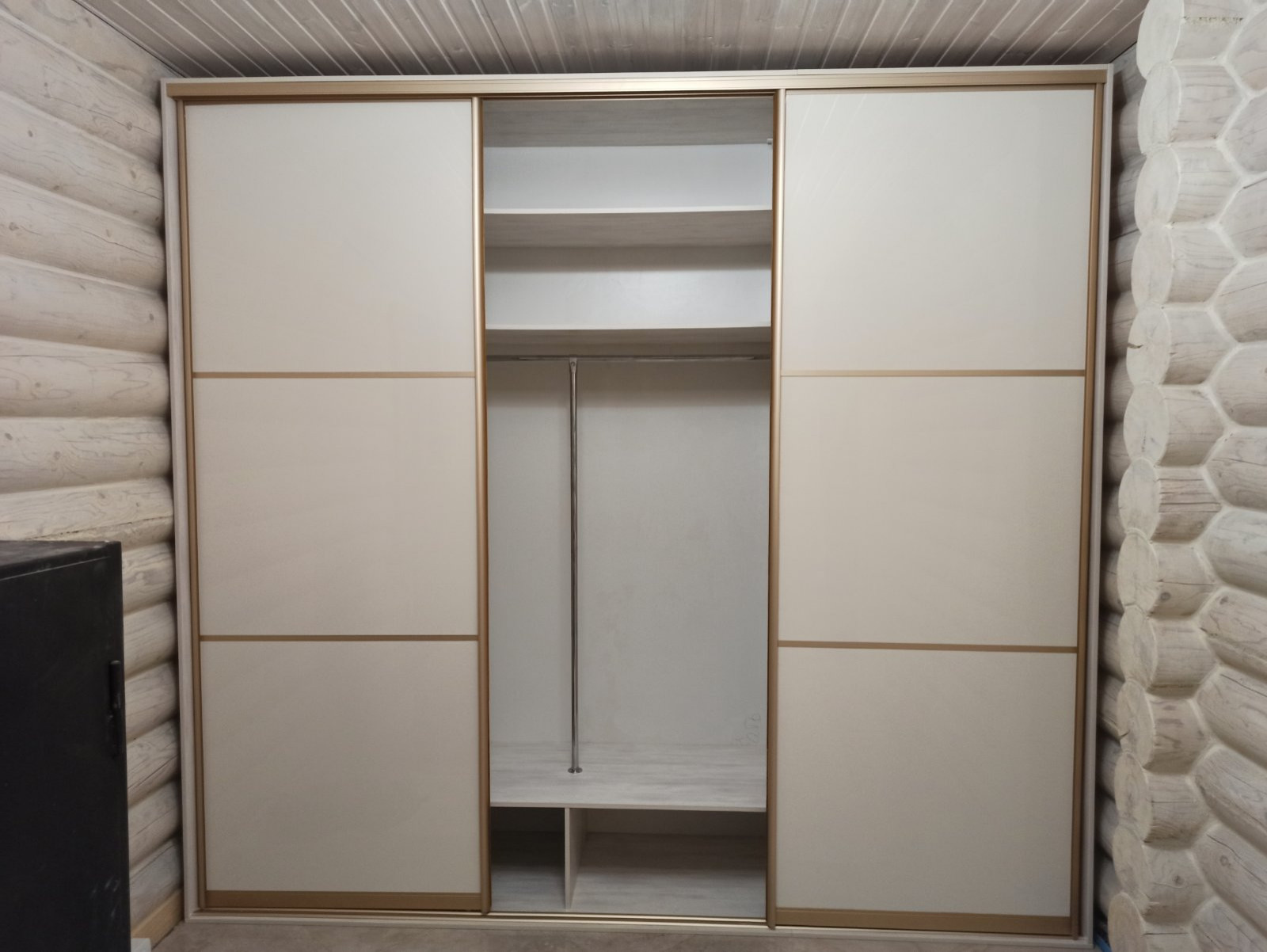 Трехдверный встроенный шкаф-купе в частном доме