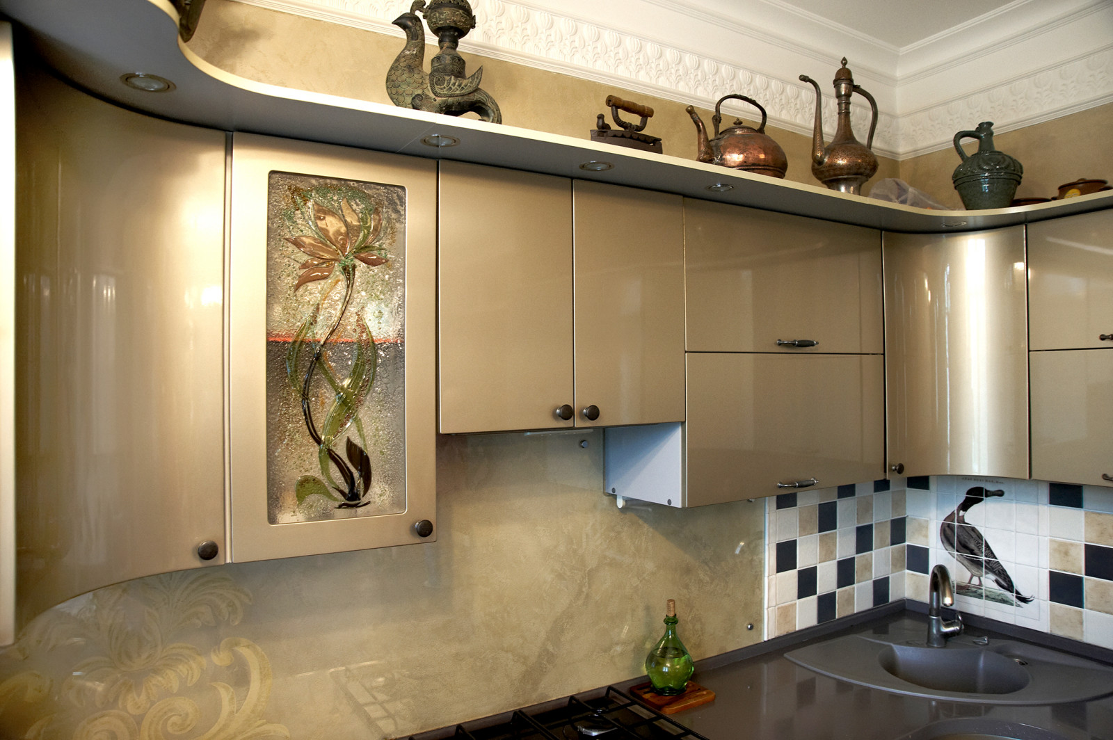 Кухня с витражом