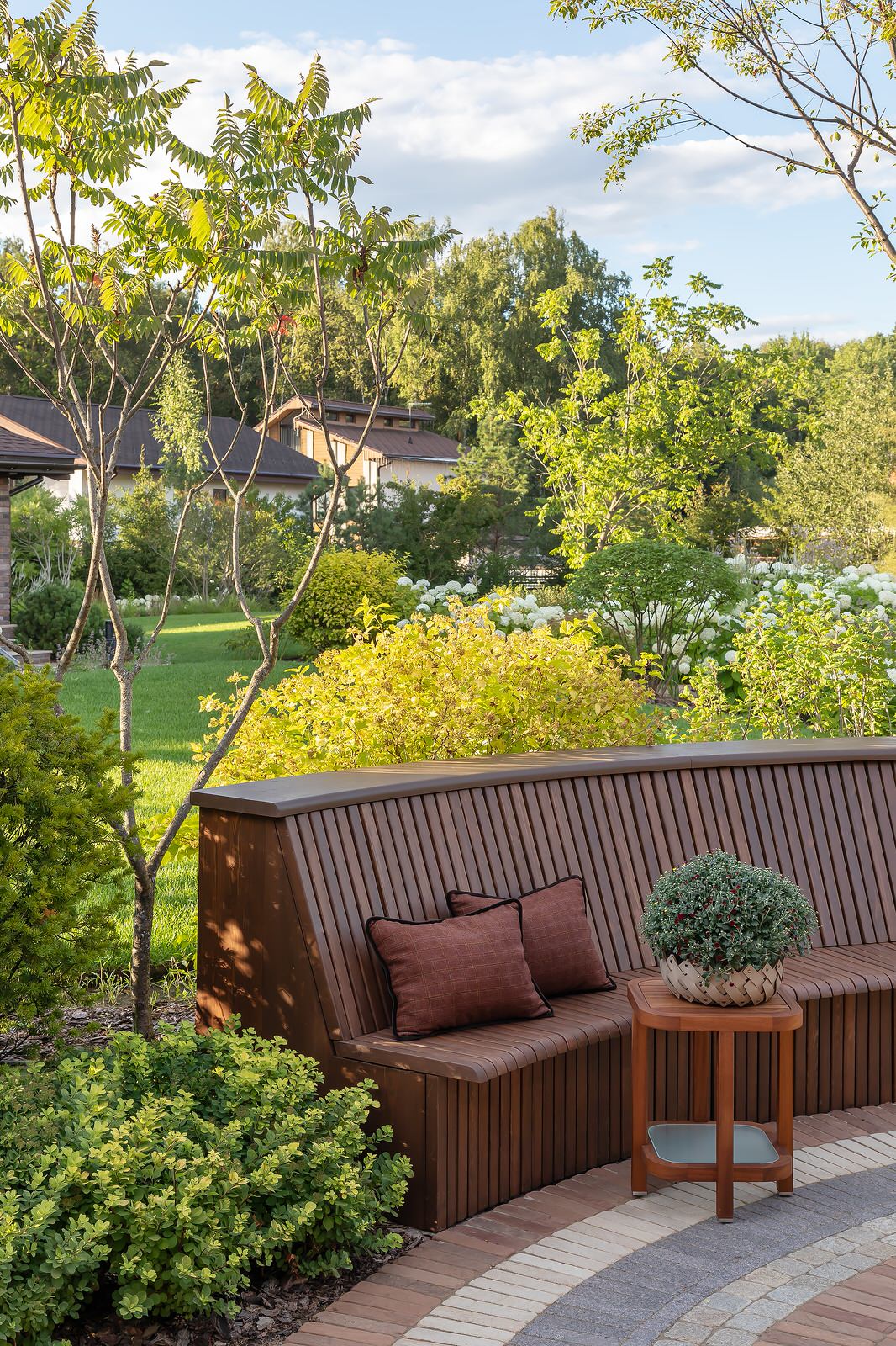 УЮТНАЯ БЕСЕДКА В ЗАГОРОДНОМ ДОМЕ