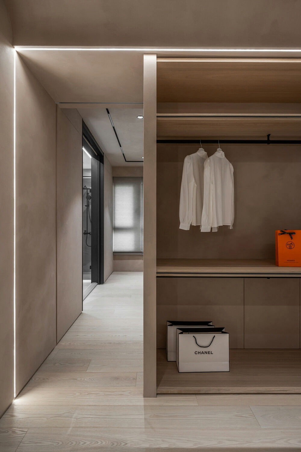 Современная спальня с гардеробной: декоративная штукатурка с эффектом арт-бетон