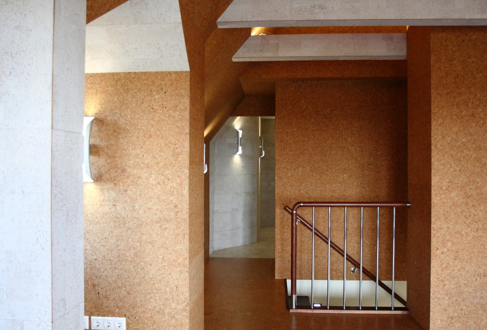 Интерьер мансарды (реконструкция чердака под тренажерный зал).