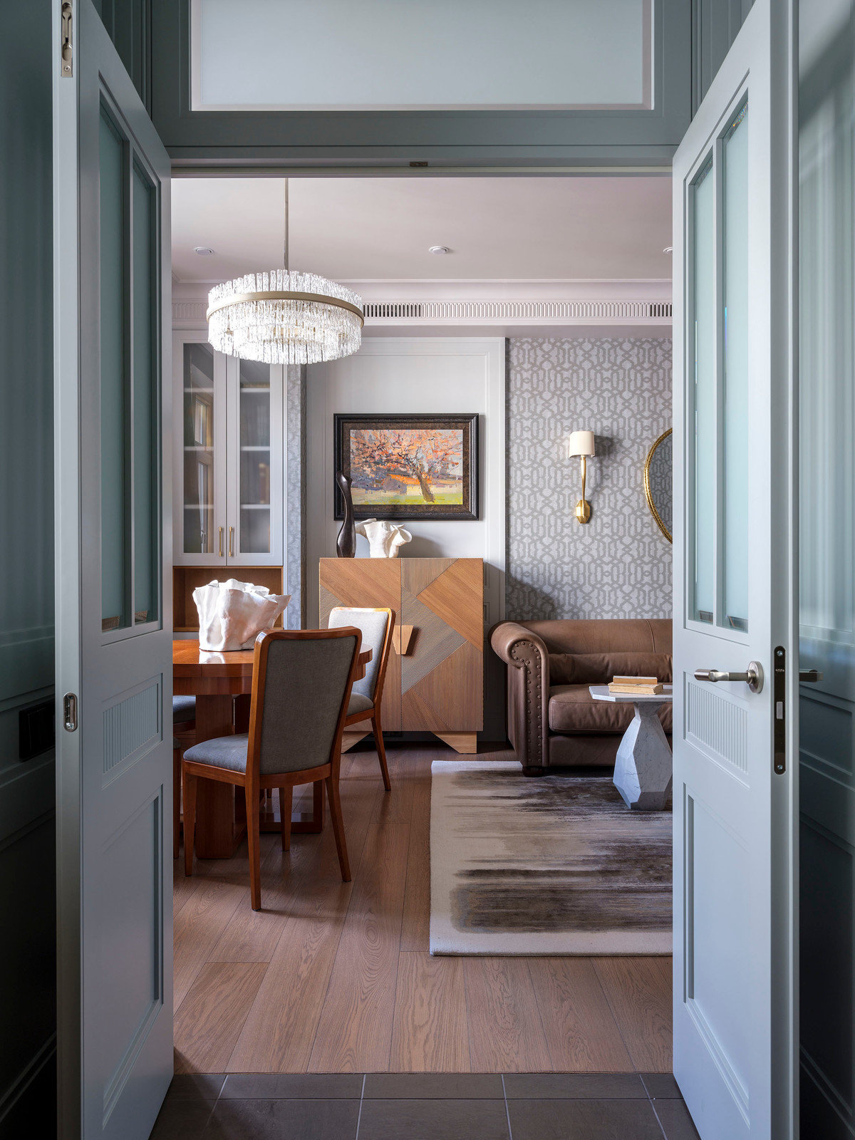 С московским характером. Гостиная-столовая.