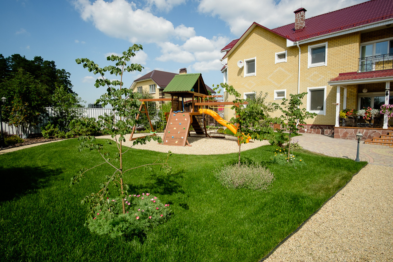 Сад с зеленой крышей