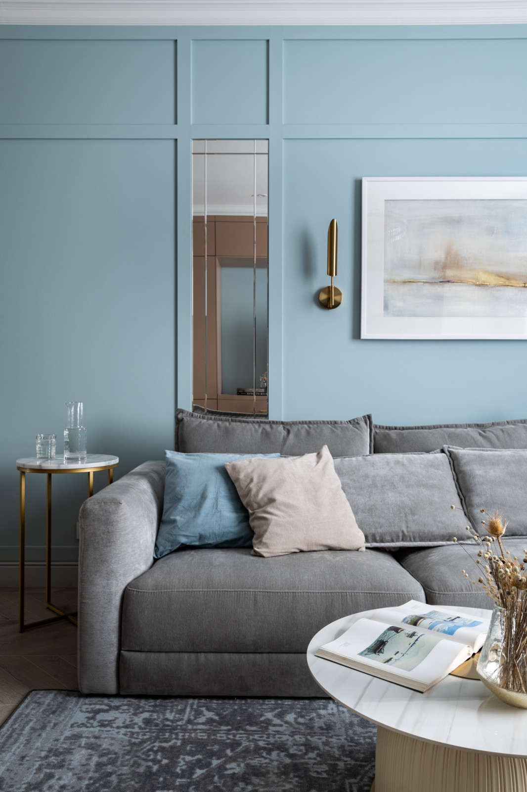 Журнал «Идеи Вашего Дома» назвал этот интерьер «обволакивающий уютом»