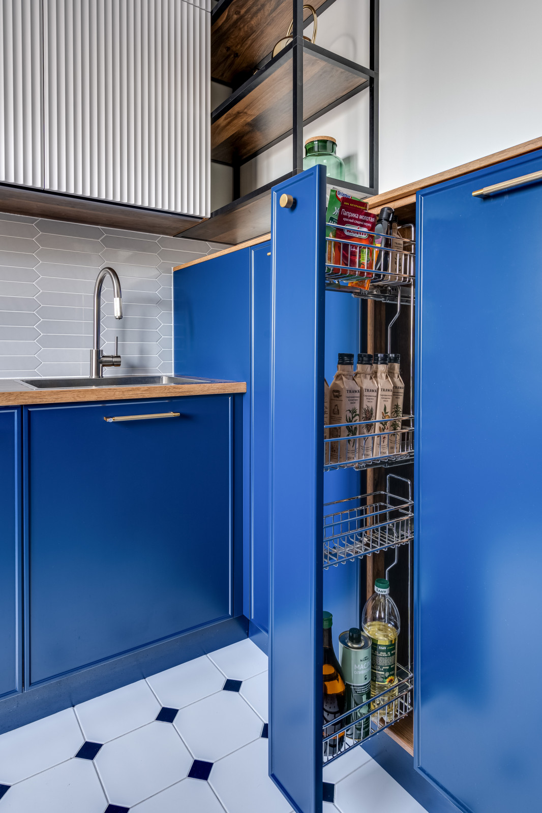 Современная синяя кухня