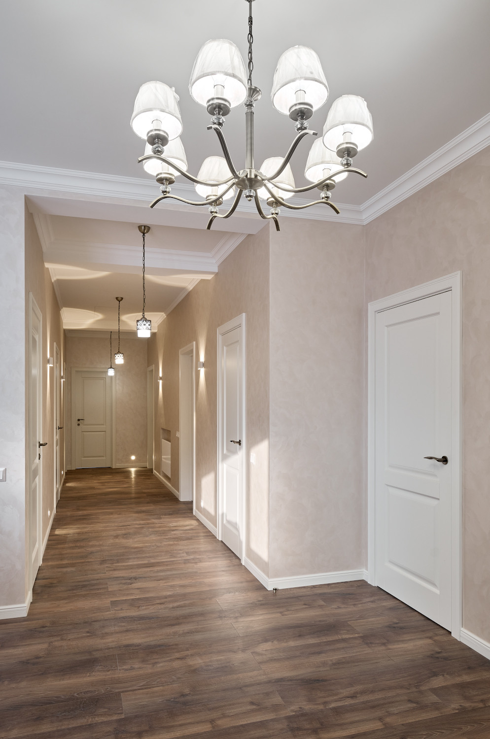 Белые Кантри в классическом интерьере