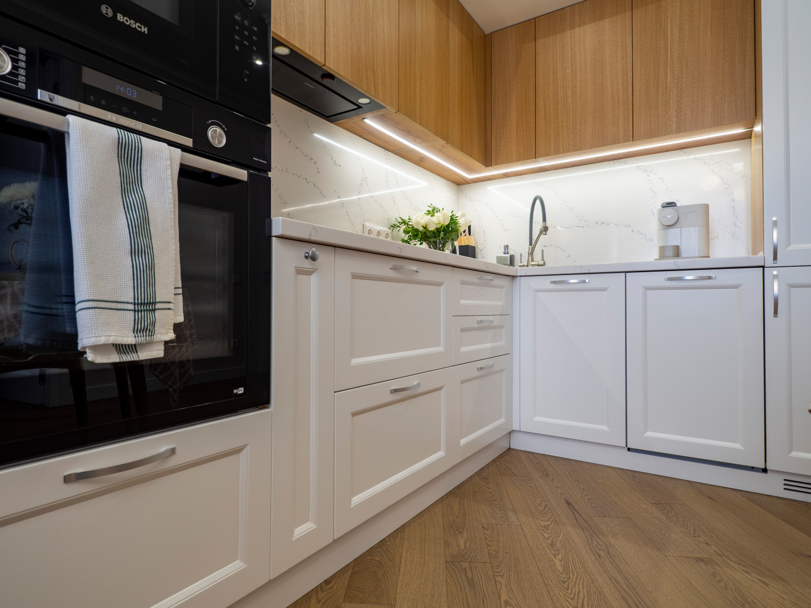 Уютная белая неоклассическая кухня с элементами под дерево