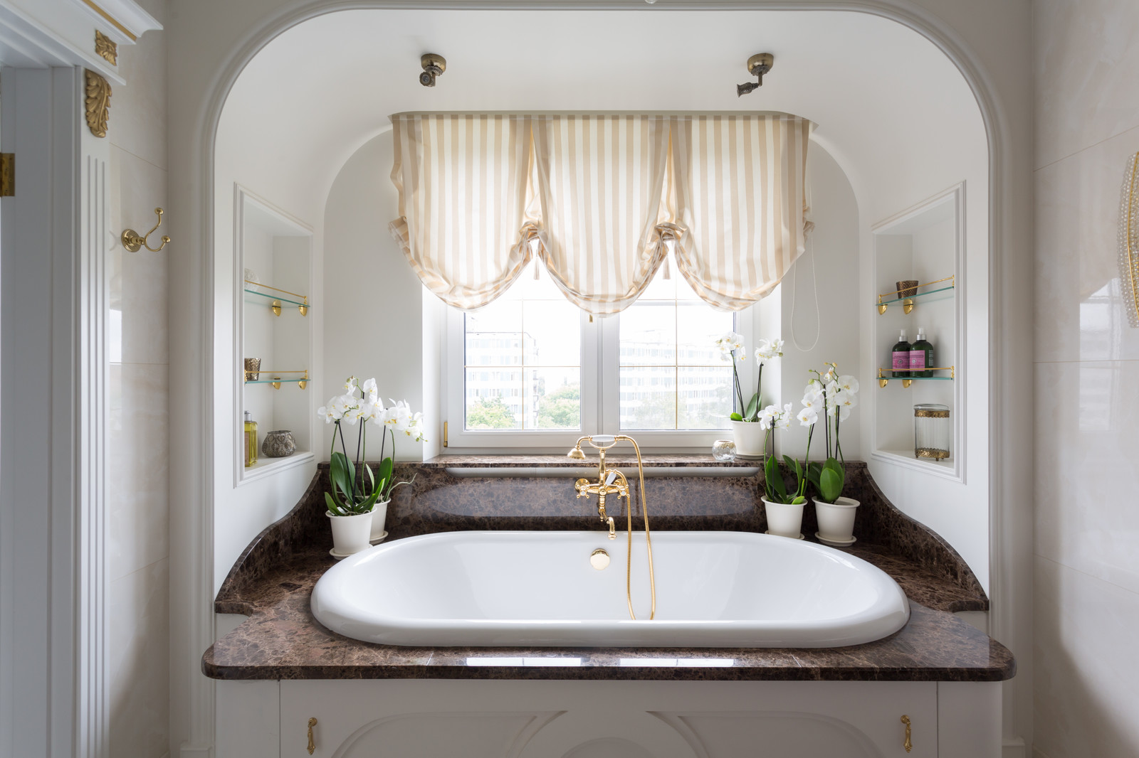 Обложка альбома: Интерьер: Ванная с окном