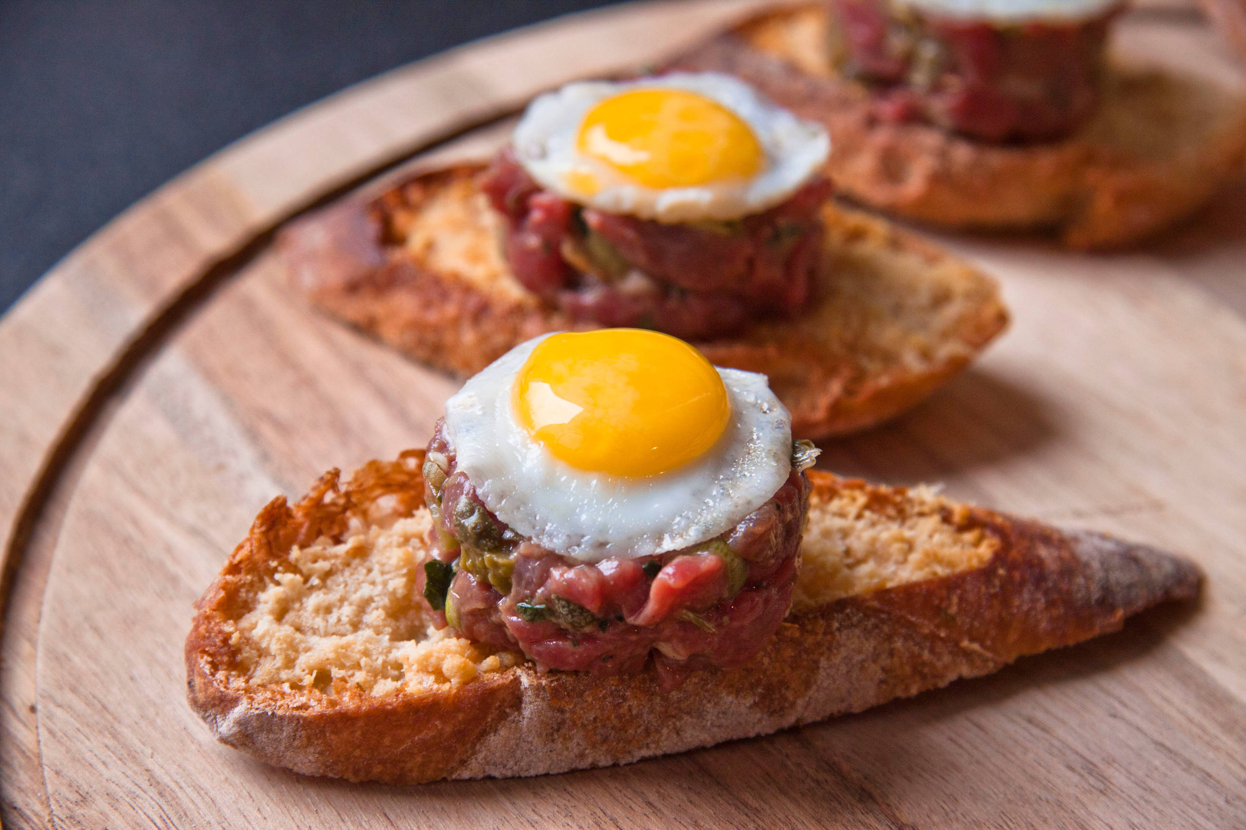 Рецепт: Антипохмельная брускетта с тартаром и яйцом