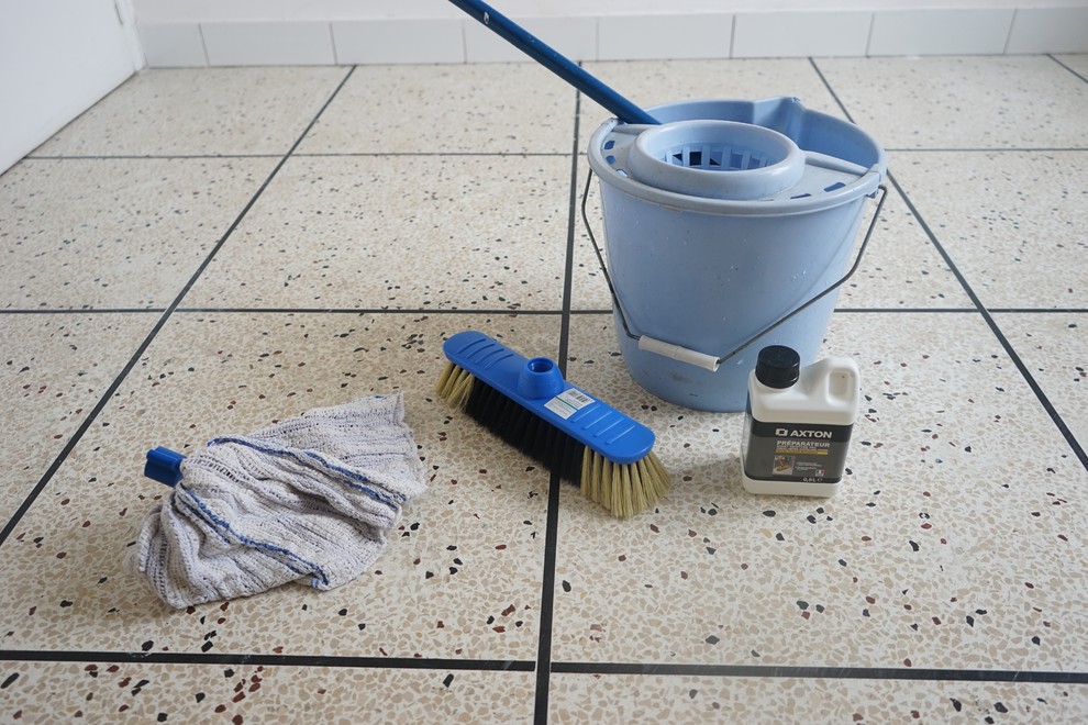 Своими рукам: Как покрасить кафельную плитку на полу в белый цвет