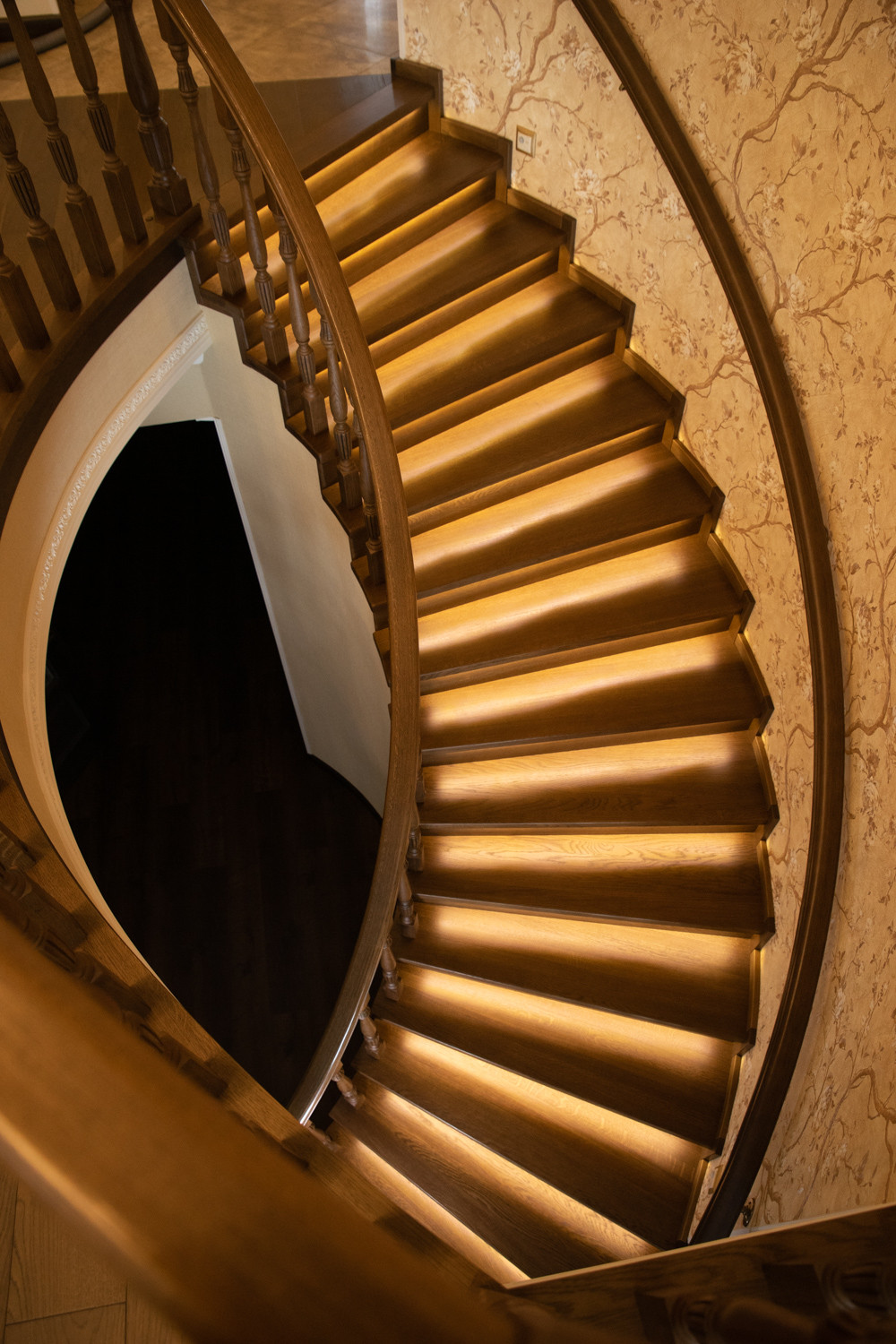 Проект 6 - Радиальная лестница из дуба на бетонном основании в Подмосквовье