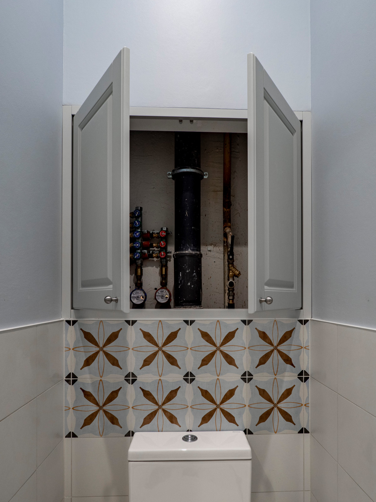 Меблировка прихожей и санузла в светло-мятном цвете