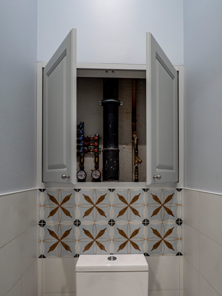 Меблировка прихожей и санузла в светло-мятном цвете