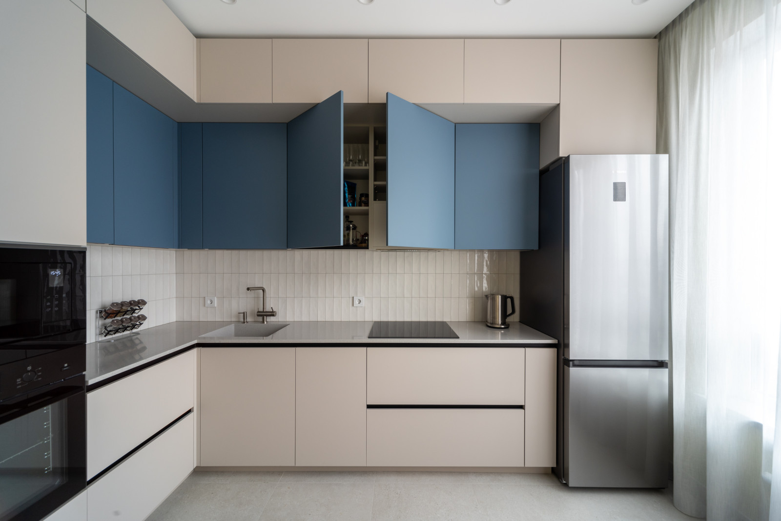 Двухуровневая угловая кухня