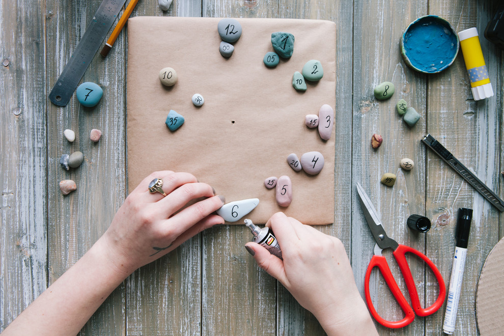 DIY: Оригинальные настенные часы своими руками из морской гальки