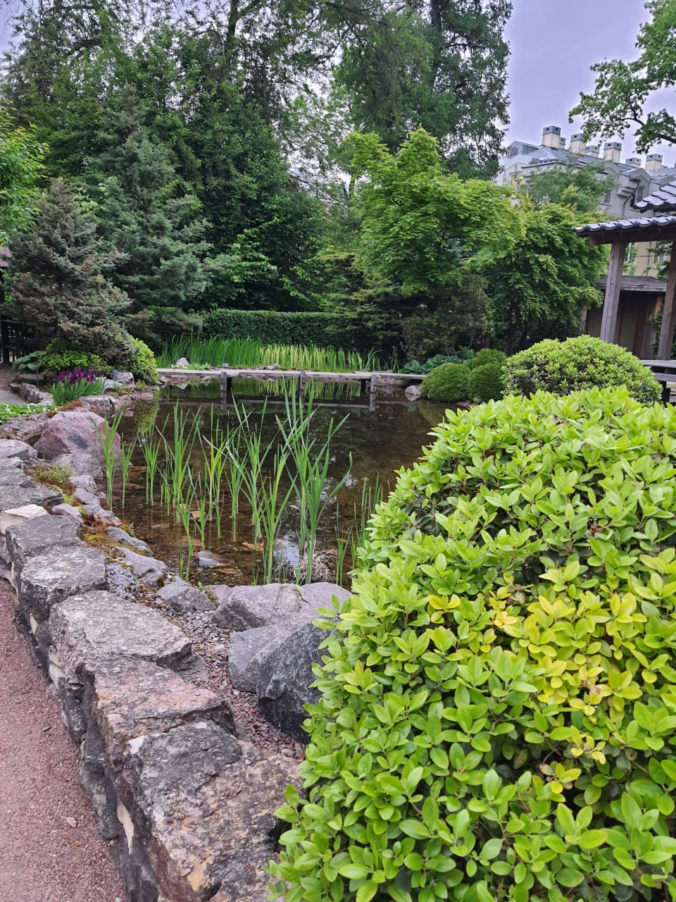 Декоративный фонтан в японском стиле в Ботаническом саду Петербурга