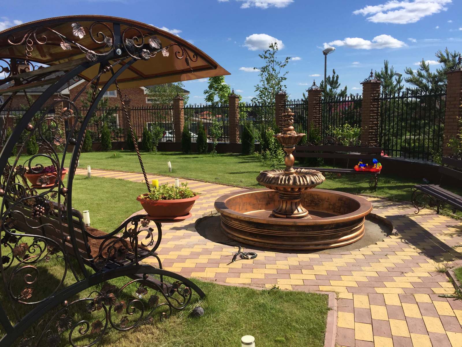 Садовый фонтан на Новой Риге