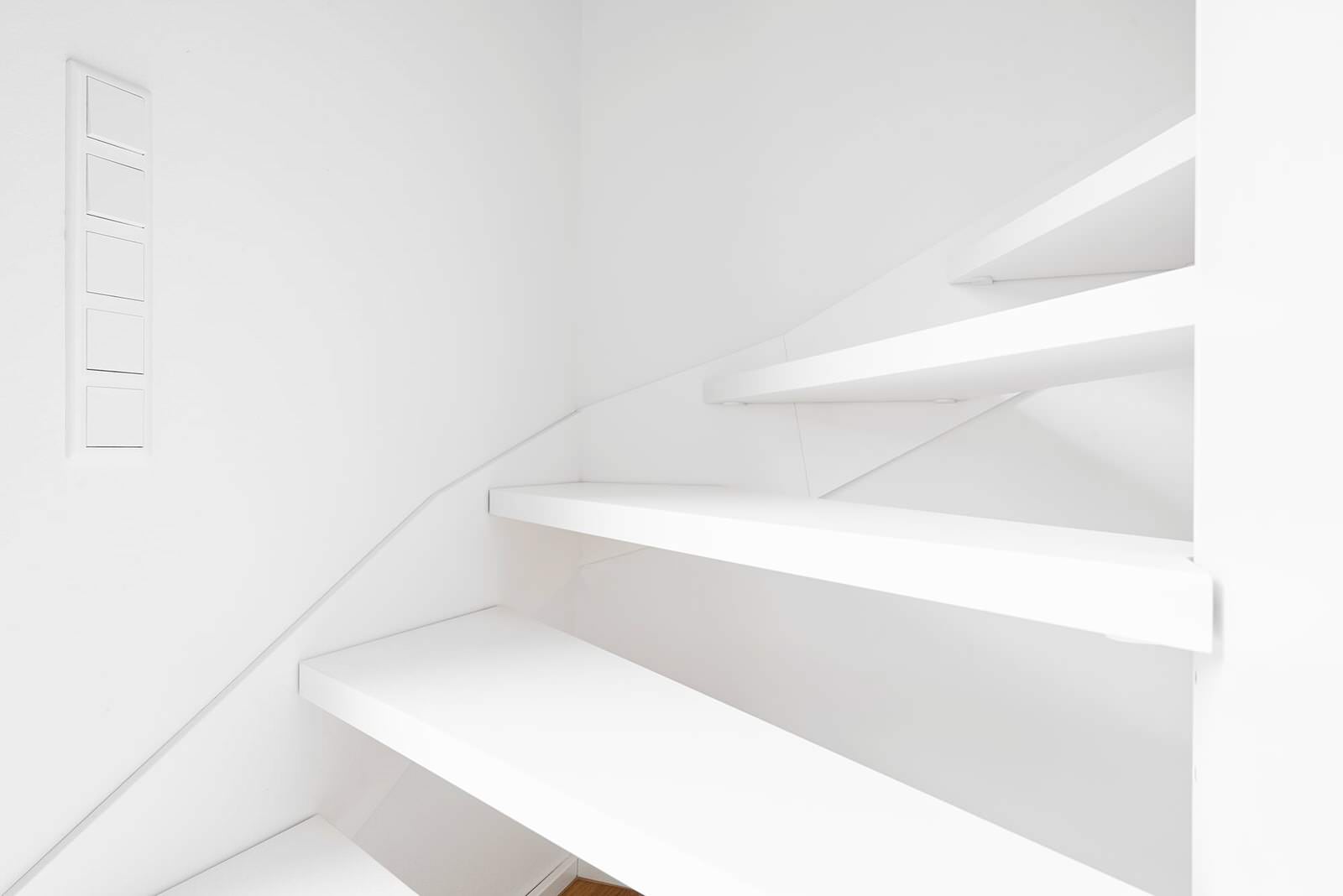 Белая лестница, а также кухня, паркет и двери от hokon