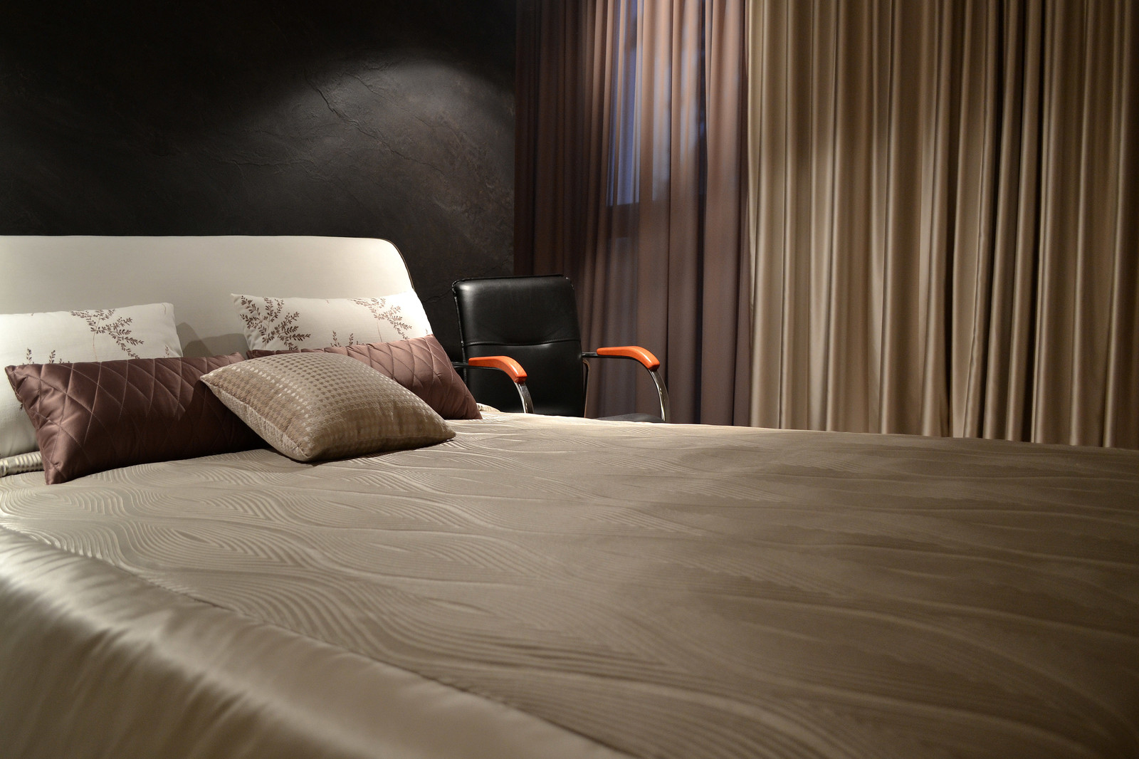 Спальня для девушки в кофейно-жемчужных оттенках