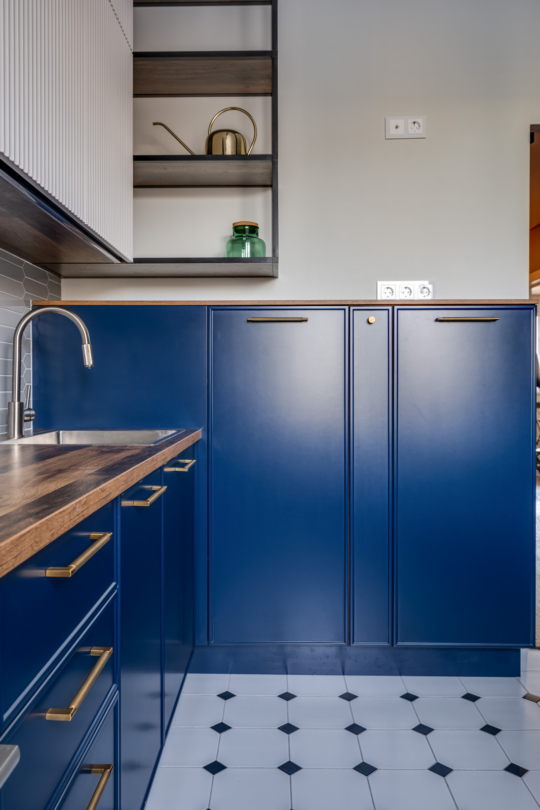 Современная синяя кухня