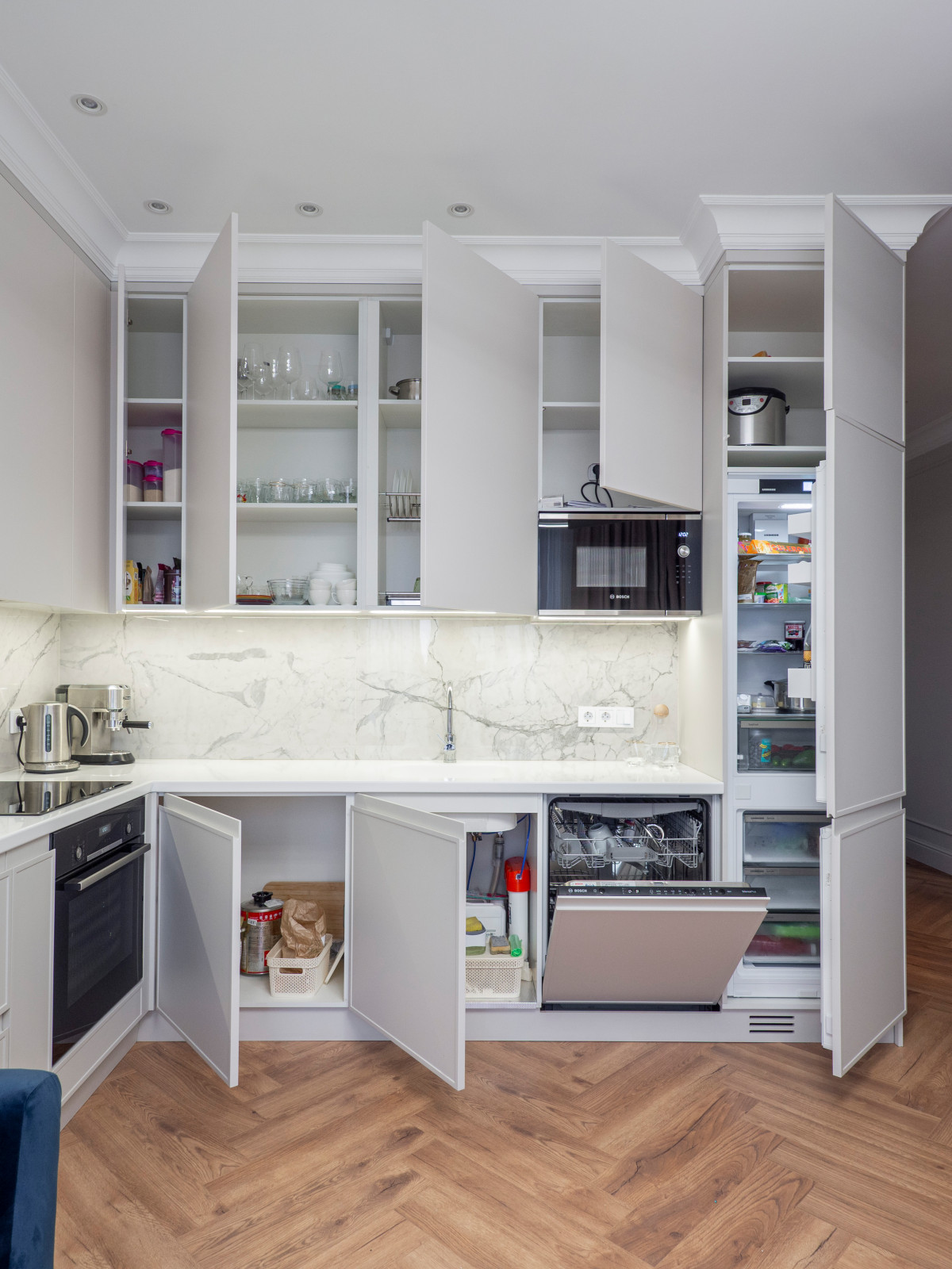 Белая кухня в стиле минимализм