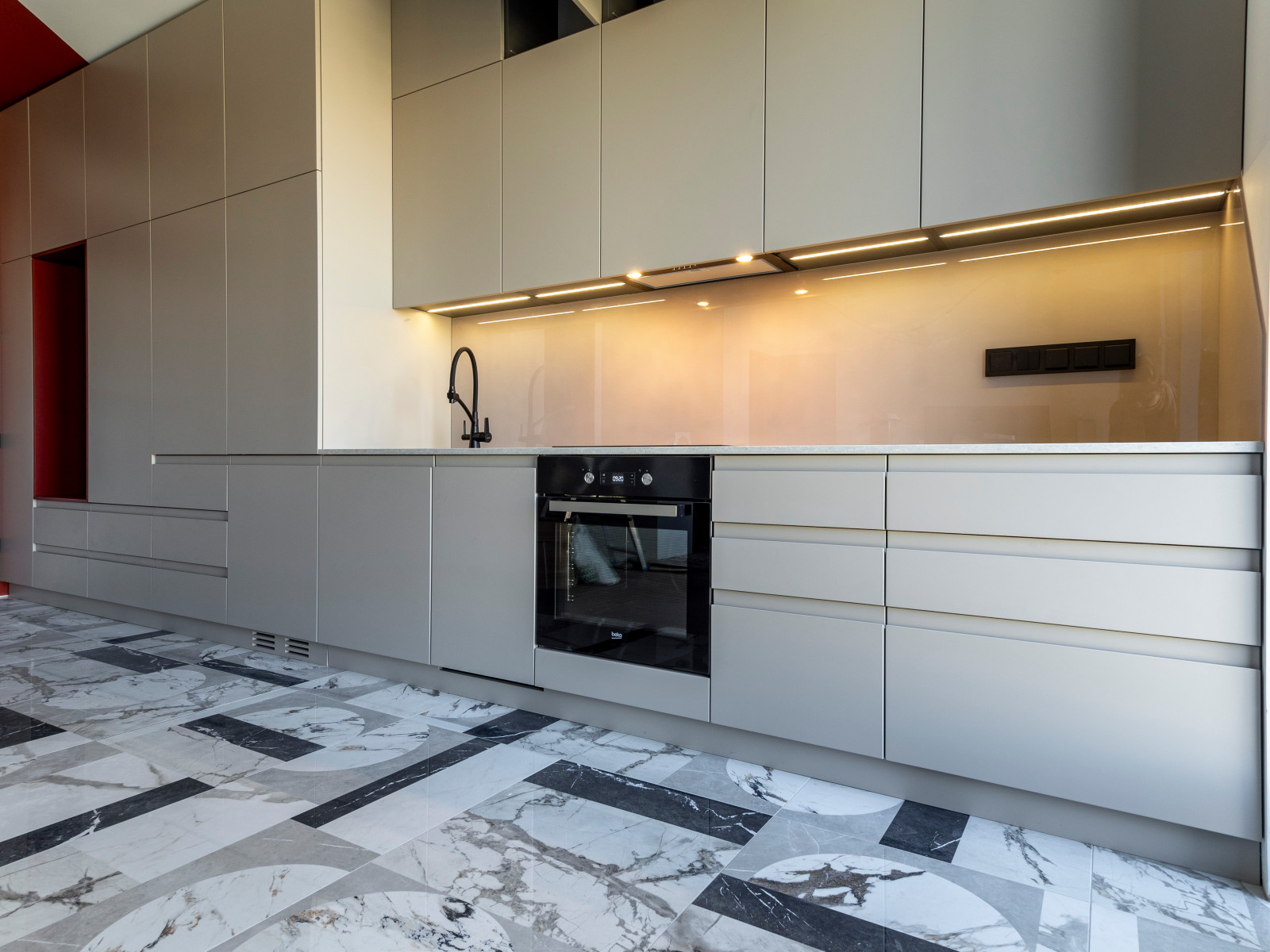 Большая стильная кухня в неоклассическом стиле в светлых тонах