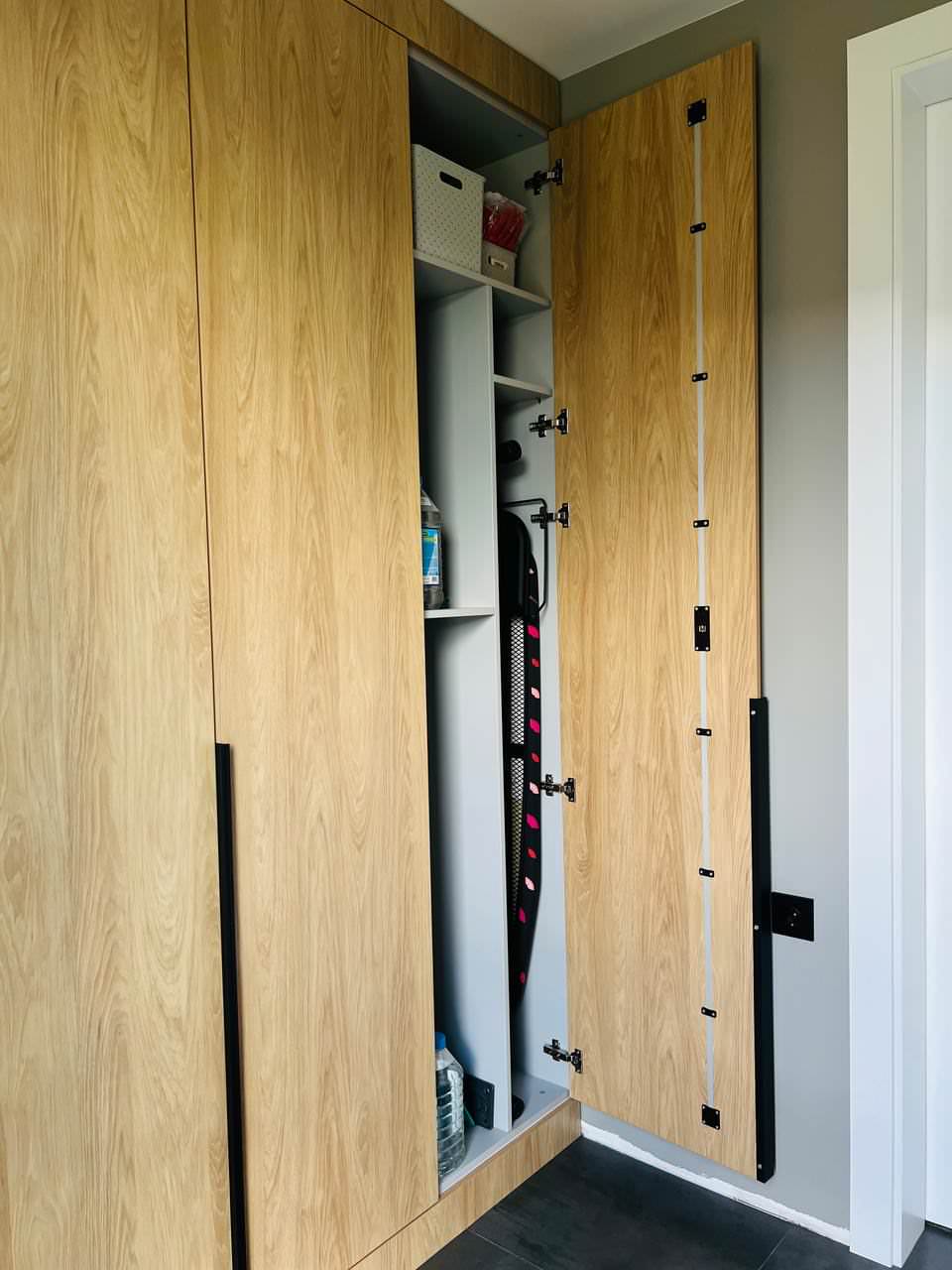 Серая кухня с винным шкафом в острове