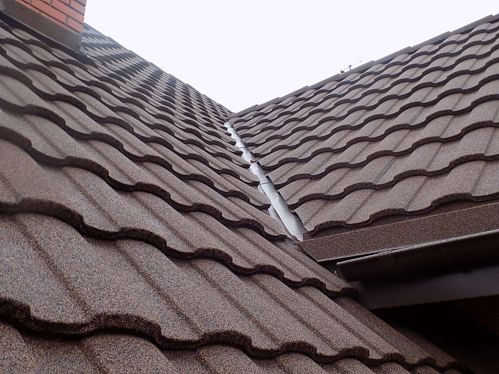 Замена старой кровли на композитную черепицу Metrotile Metroroman