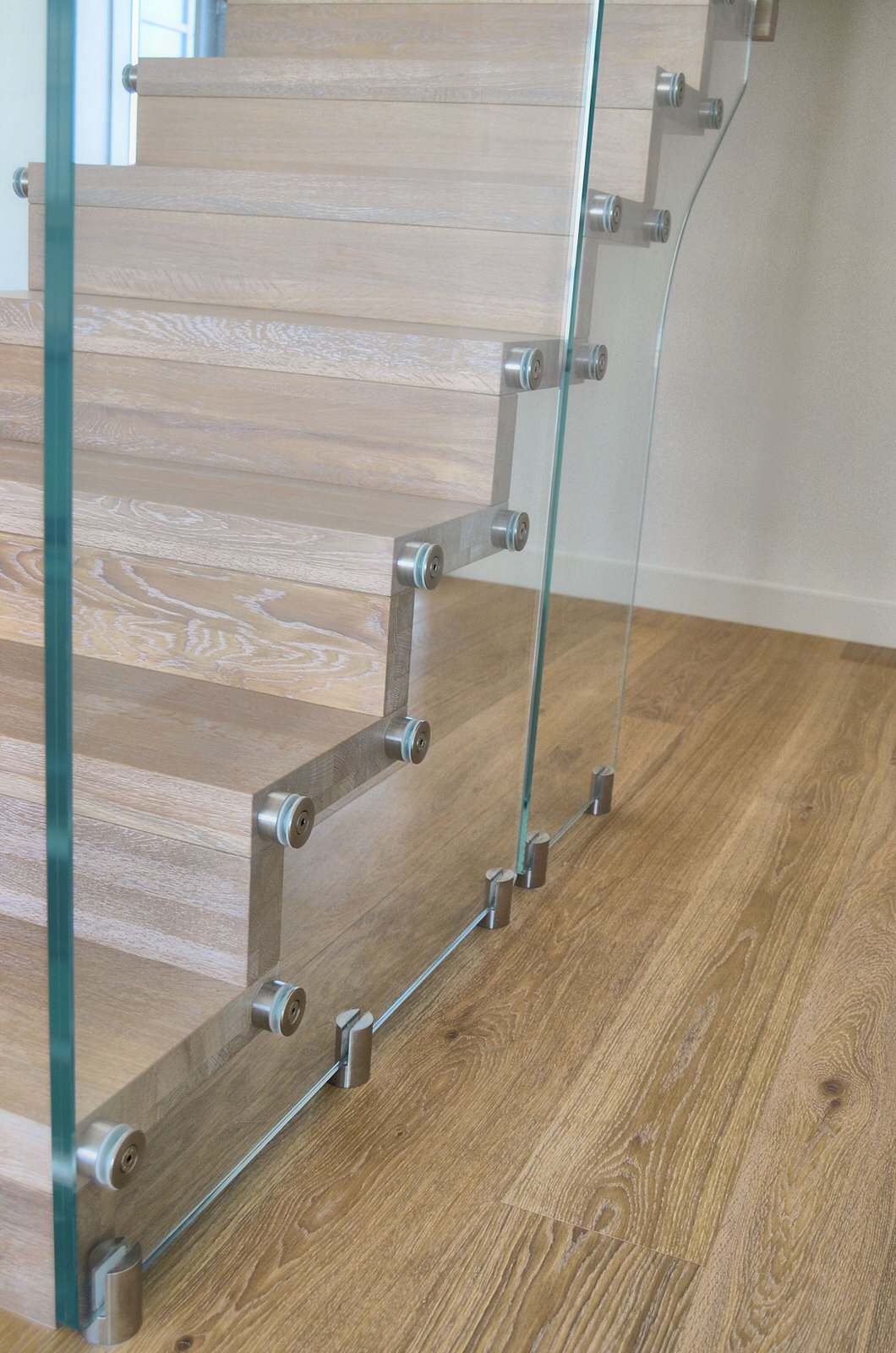 Больцевая лестница + стеклянная стена (2016)