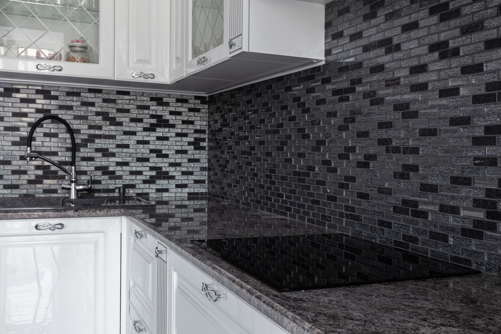 Белоснежная кухня в классике