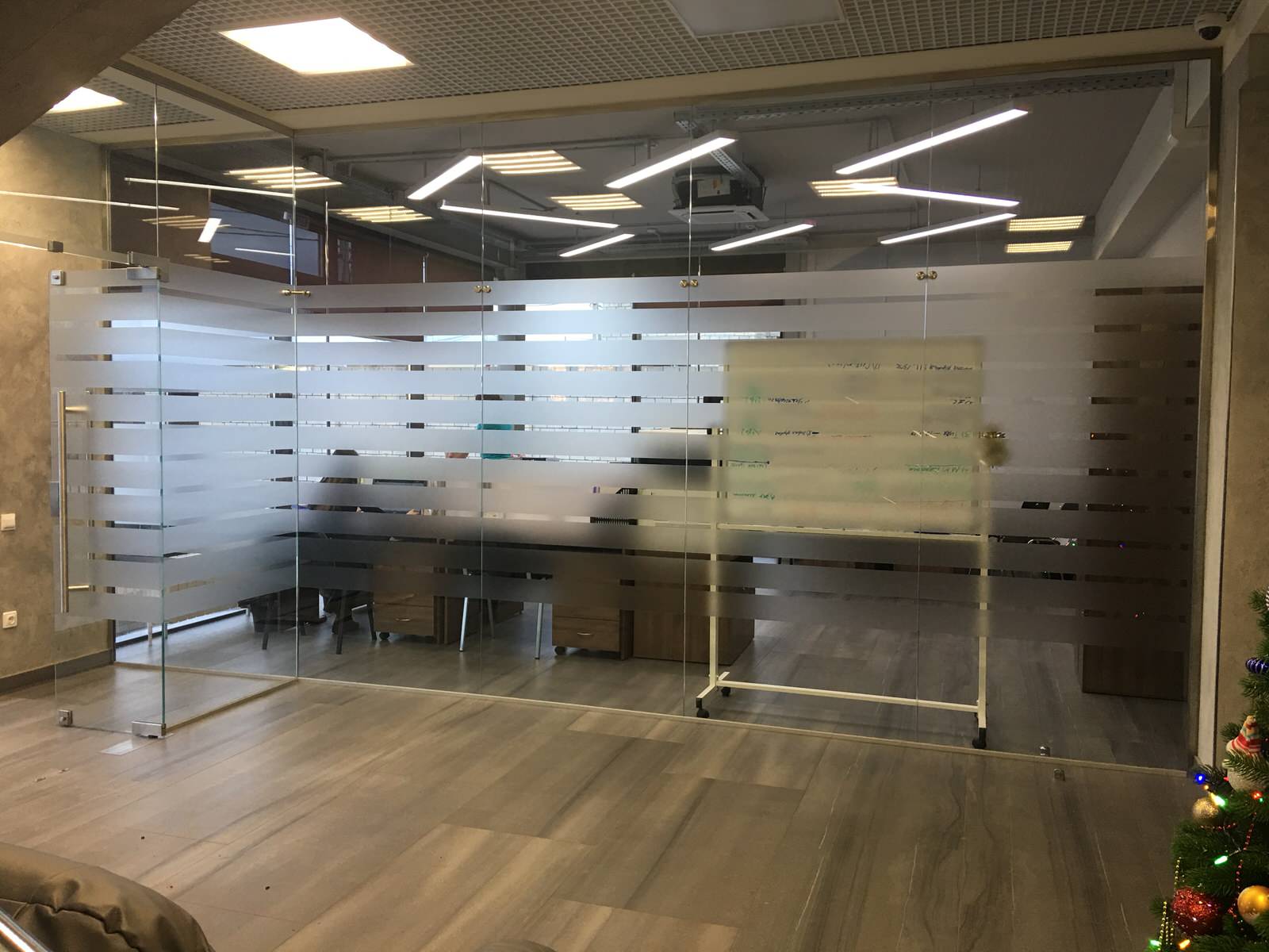 Обложка проекта: Кабинет с безрамным остеклением