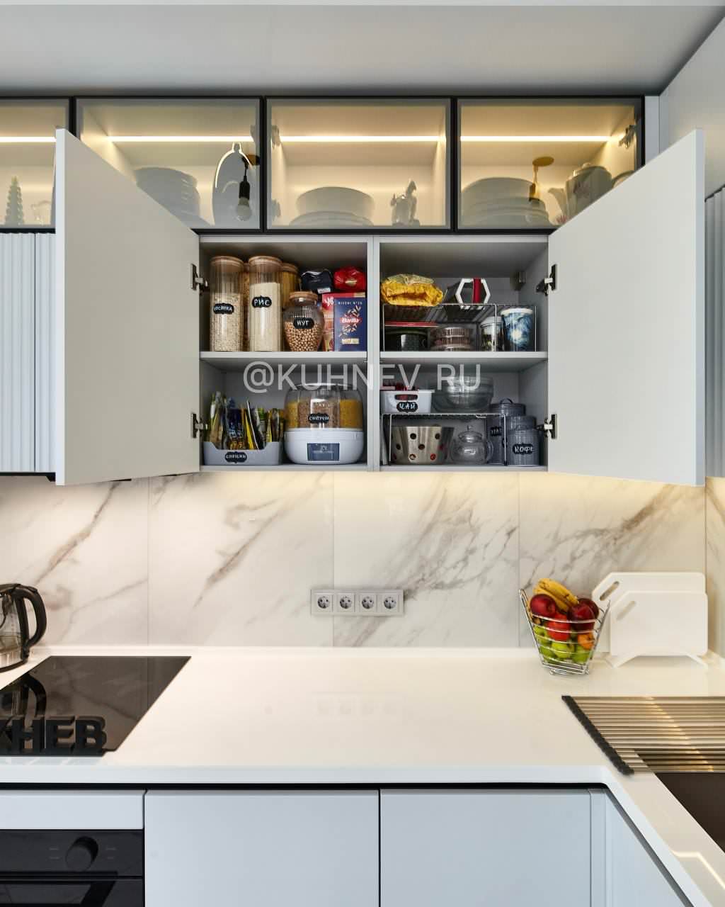 Кухня со стеклянными антресолями