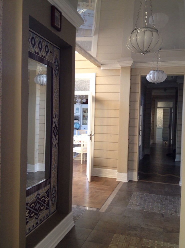 Вид из прихожей на коридор