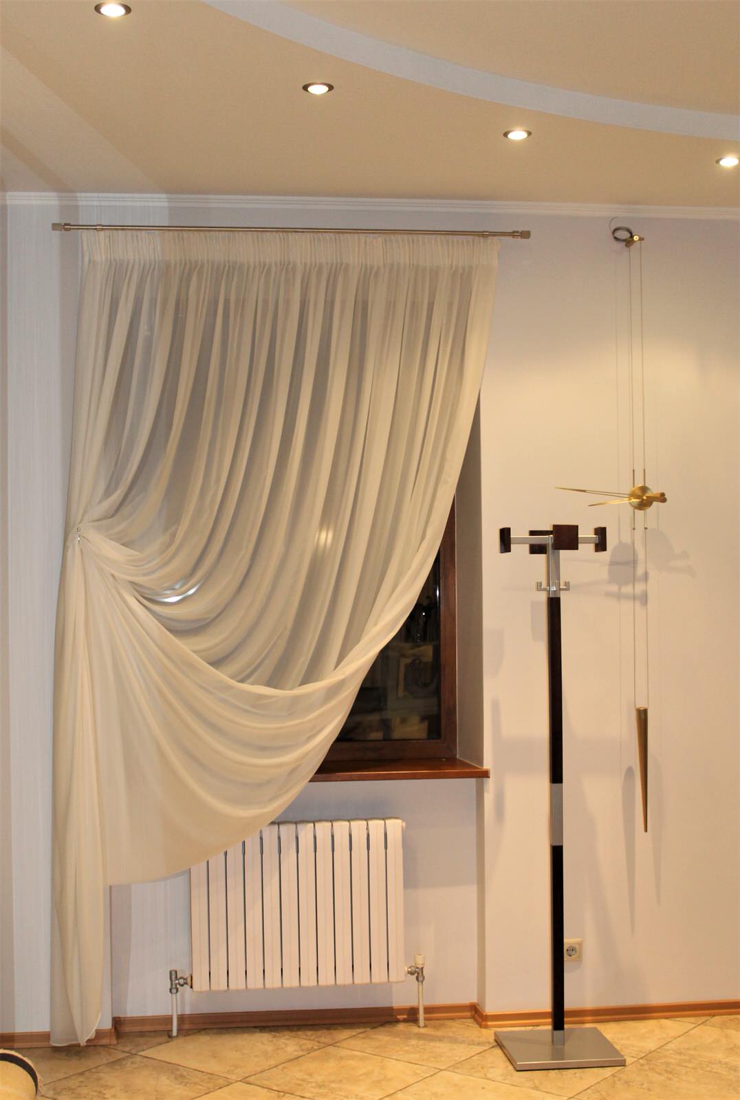 Окно около входа в гостиную