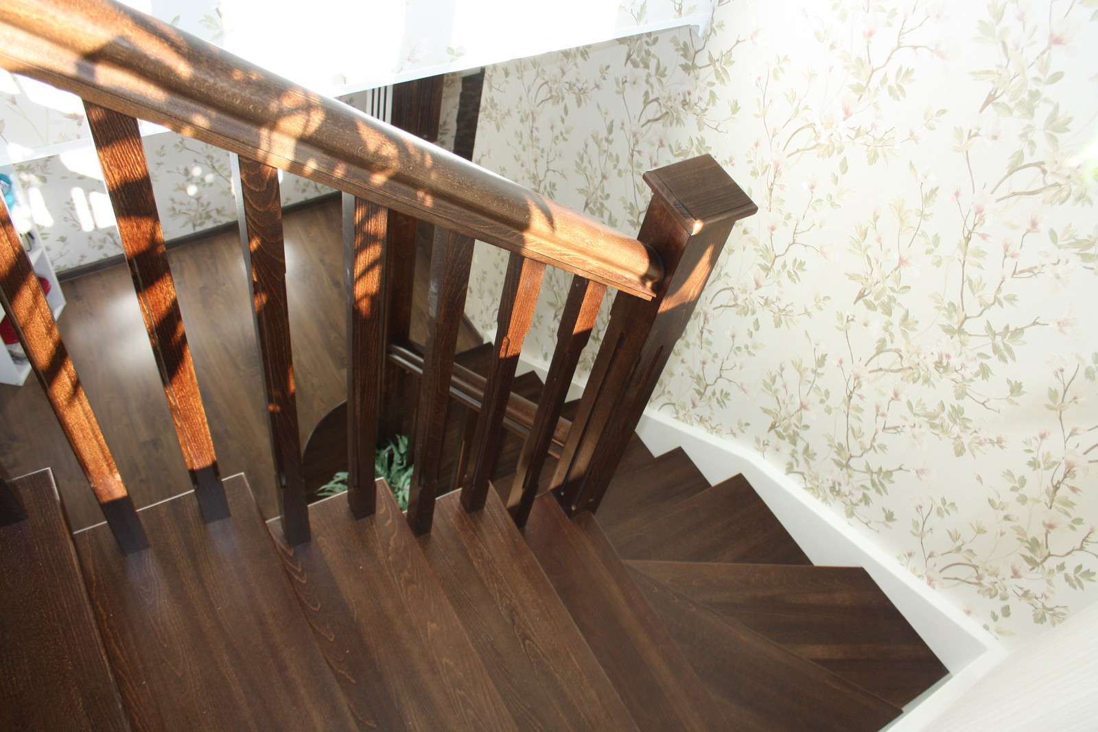 Лестница из бука с контрастной покраской