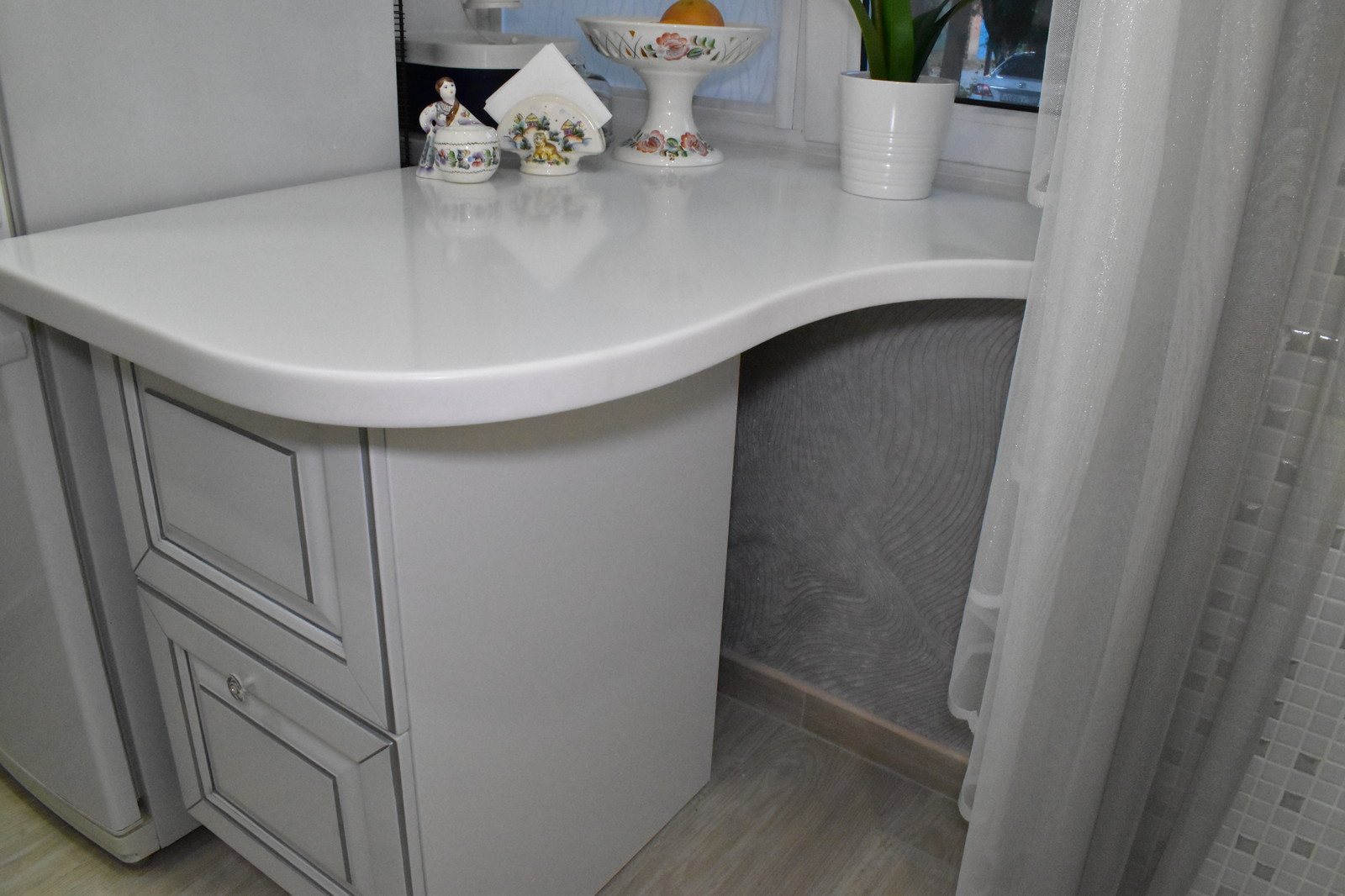 Кухня из массива бука, модель ЭКО в белом цвете с серебряной патиной