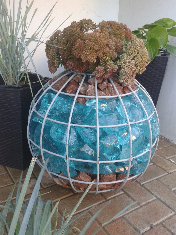 Обустройство частного двора с фасадом и элементами из сварных габионов.