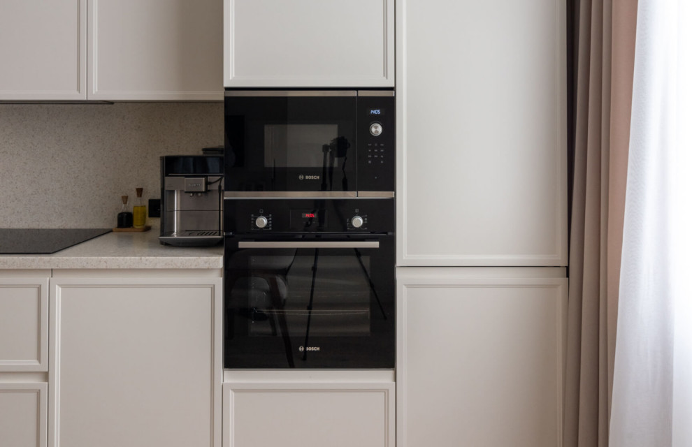 Кухня с гостиной в белом цвете