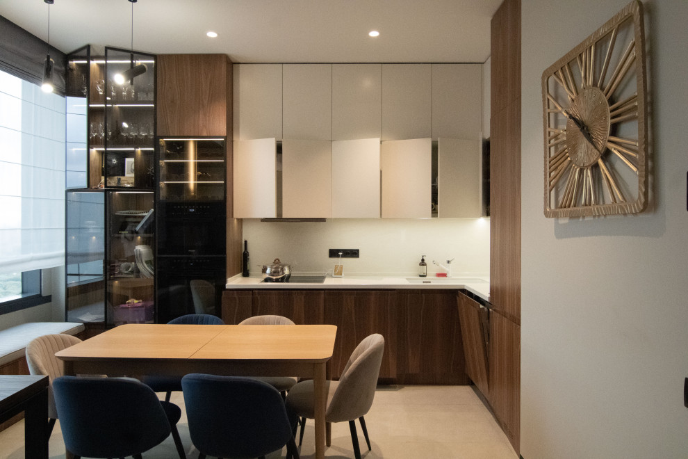 Кухня в стиле минимализм с фасадами под "темное дерево"