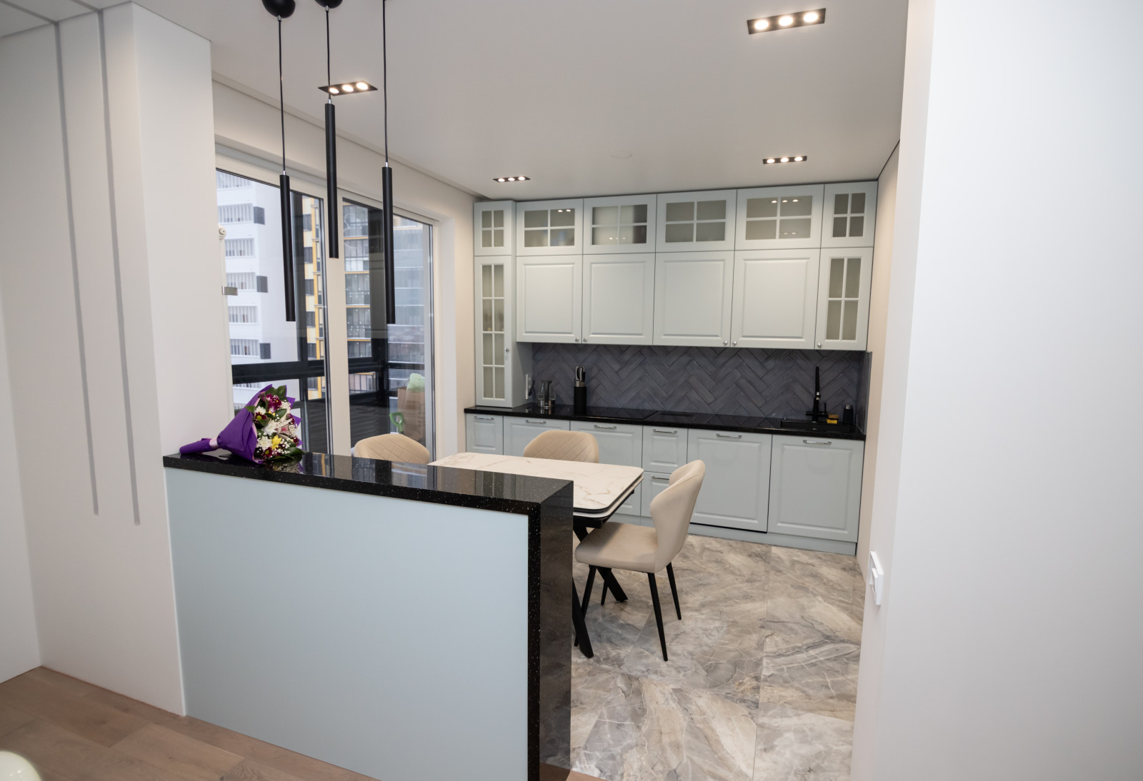 Кухня в серо-голубом цвете с барной стойкой