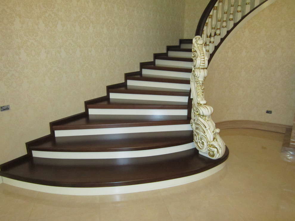 лестница с гнутой бальстрадой