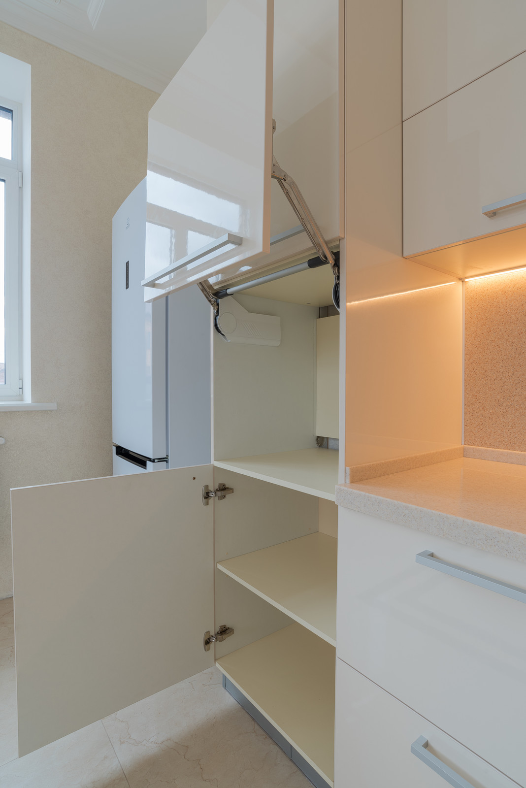 Современная кухня цвета айвори