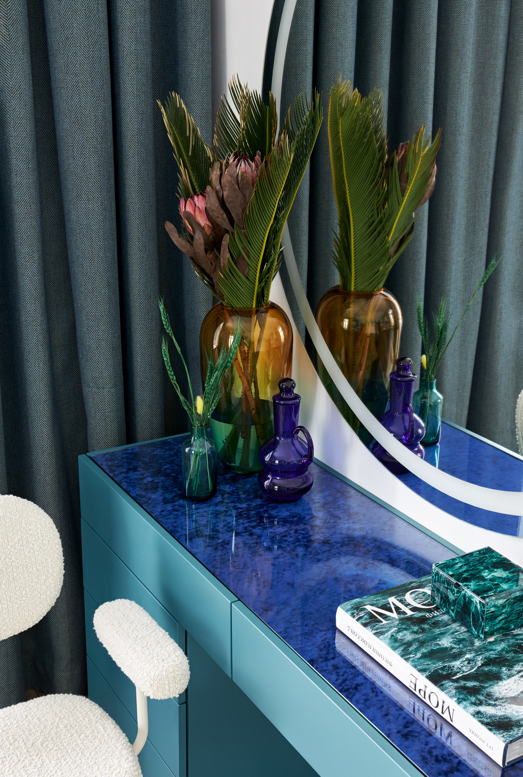 Яркая квартира с желтым диваном и голубой стеной в спальне