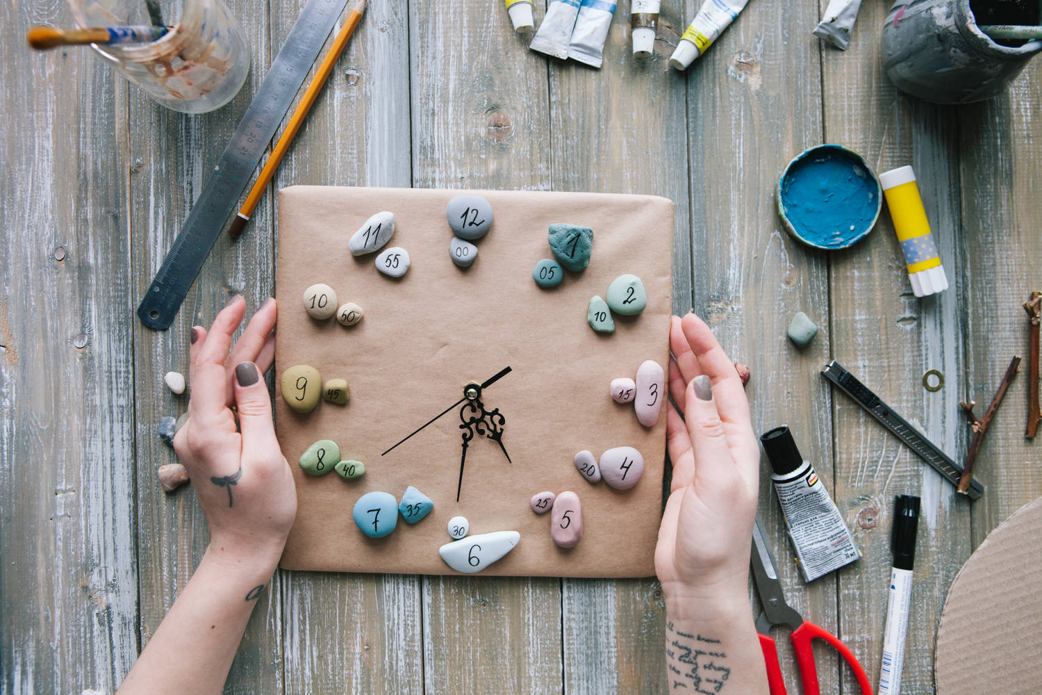 DIY: Оригинальные настенные часы своими руками из морской гальки