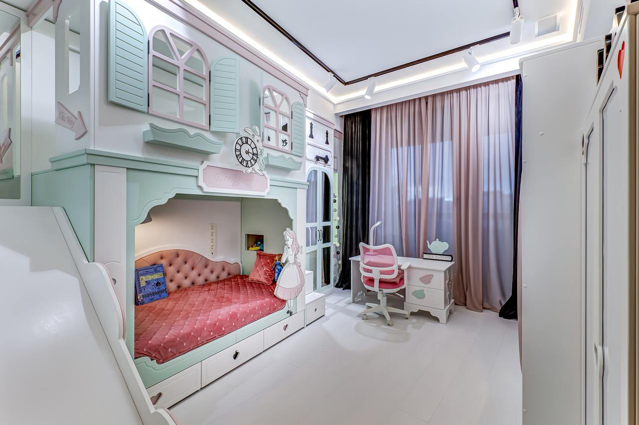 Обложка проекта: Дизайн-интерьер детской комнаты в стиле "Алиса в стране чудес"